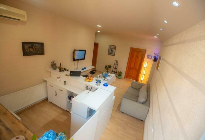 تختخواب در اتاق مشترک, Wine Hostel