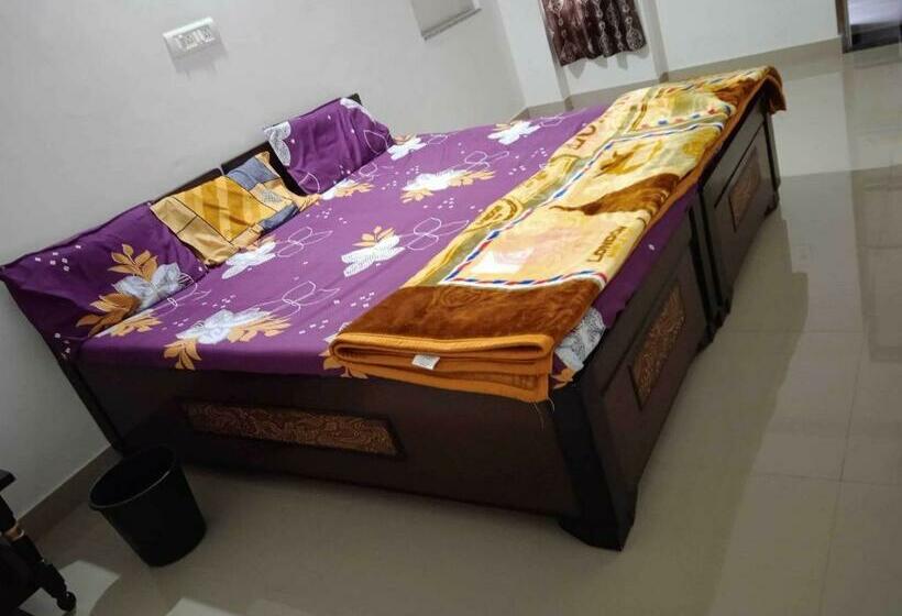 اتاق کلاسیک سه تخته, Spot On 92711  Krishna Palace