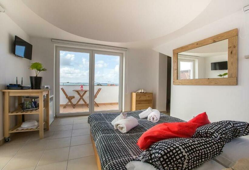 غرفة قياسية مطلّة علي البحر مزوَّدة بشُرفة, Alex Surf Hostel