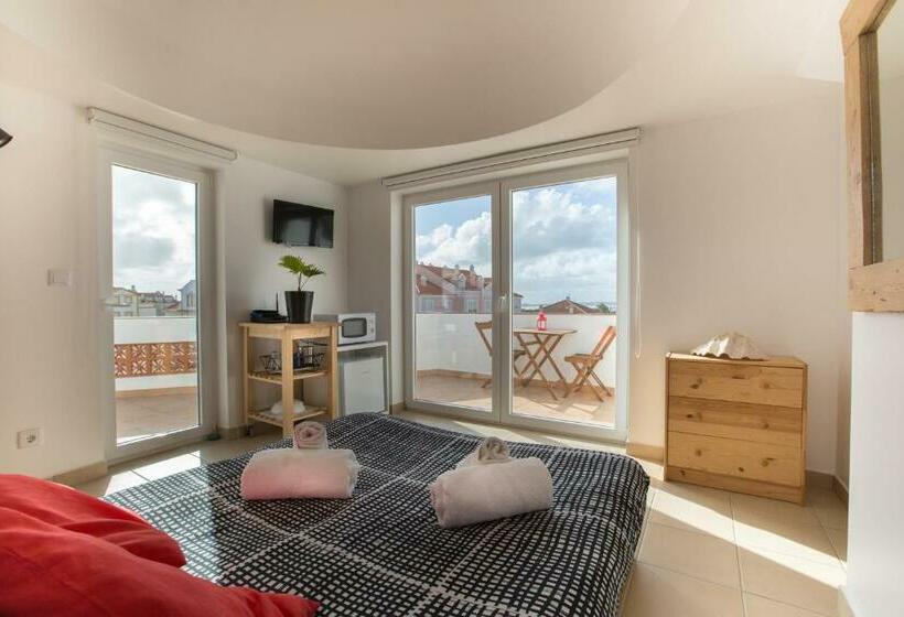 غرفة قياسية مطلّة علي البحر مزوَّدة بشُرفة, Alex Surf Hostel