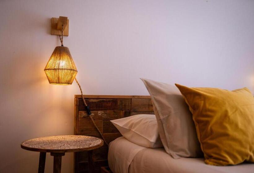 غرفة قياسية مزوَّدة بشُرفة, Alex Surf Hostel