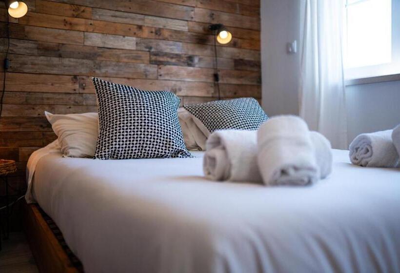 غرفة قياسية مزوَّدة بشُرفة, Alex Surf Hostel