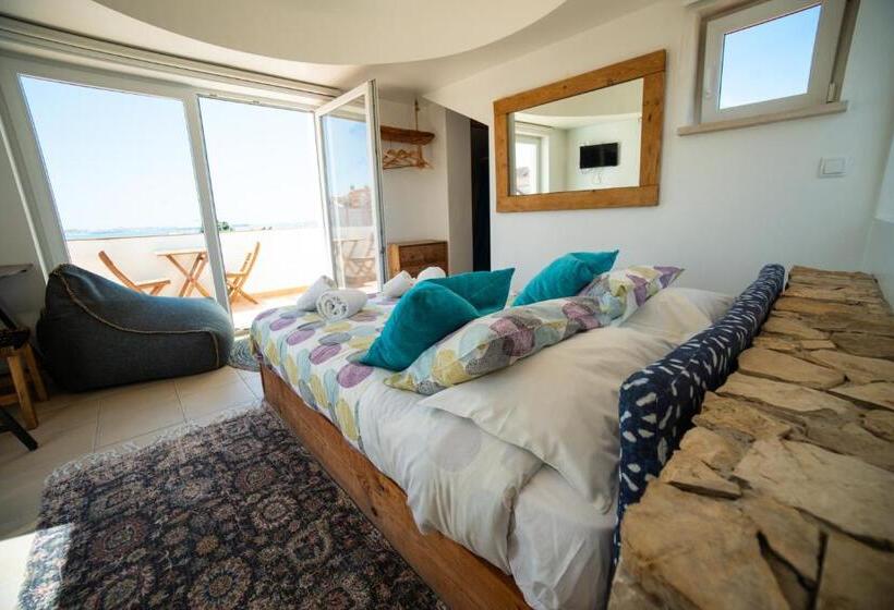 غرفة قياسية مطلّة علي البحر مزوَّدة بشُرفة, Alex Surf Hostel