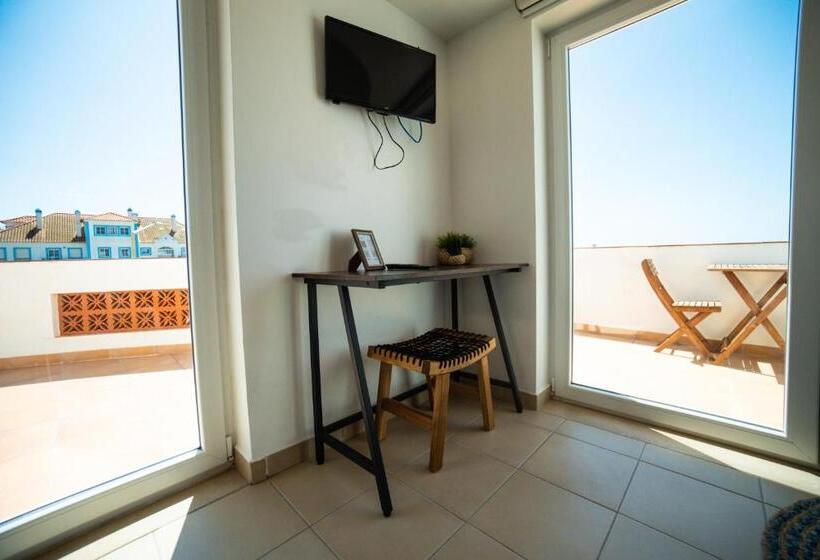 غرفة قياسية مطلّة علي البحر مزوَّدة بشُرفة, Alex Surf Hostel