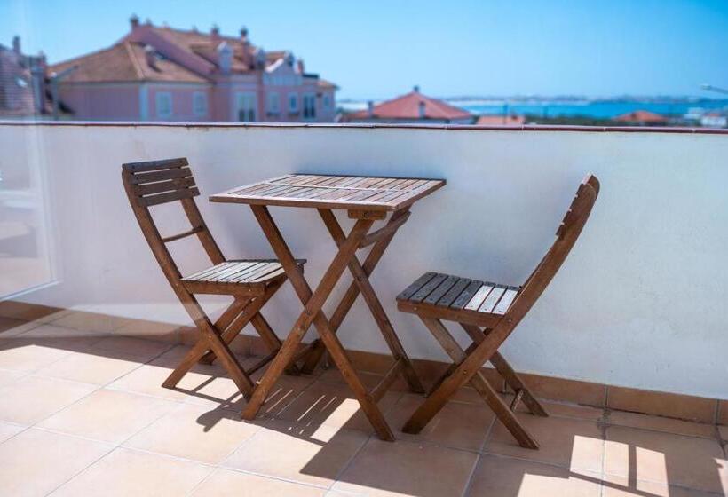 غرفة قياسية مطلّة علي البحر مزوَّدة بشُرفة, Alex Surf Hostel