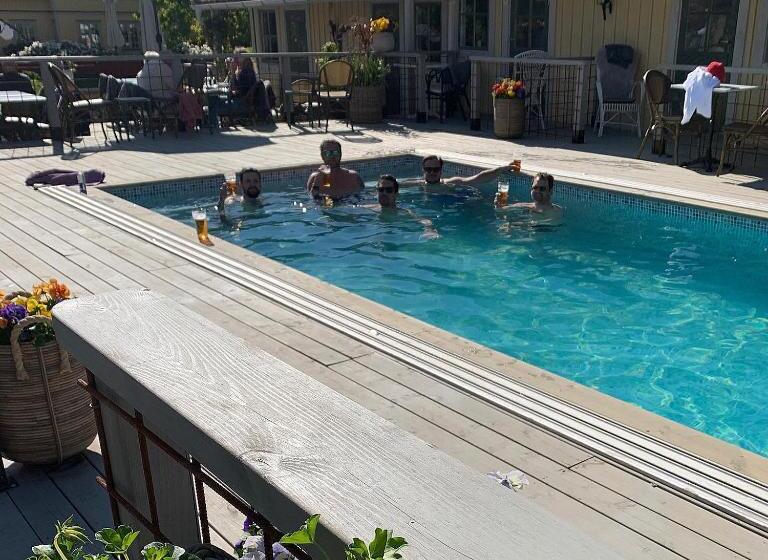 Номер Стандарт Вид на Бассейн, Två Små Svin Bnb
