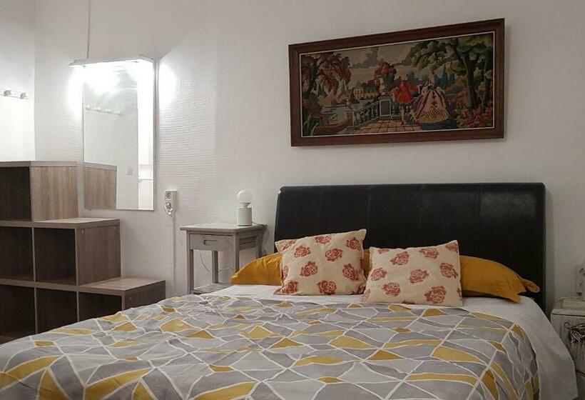 メゾネットスイート, Gazelle Guest House And Art Gallery