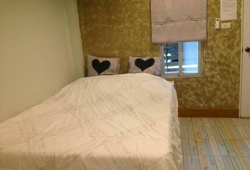 디럭스 룸, Rada Phan