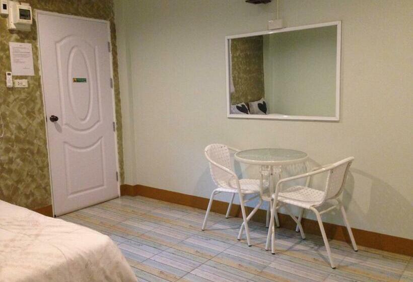 디럭스 룸, Rada Phan