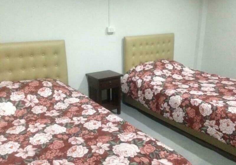 이코노미 룸, Rada Phan