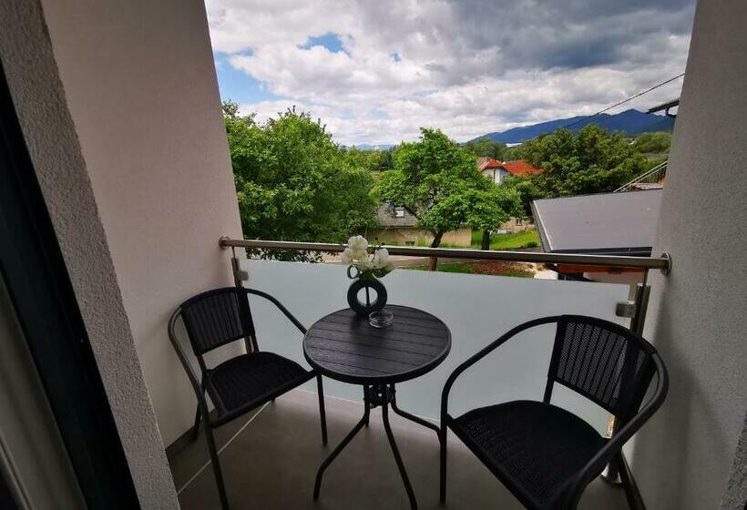 غرفة قياسية مزوَّدة بشُرفة, Pension Puster