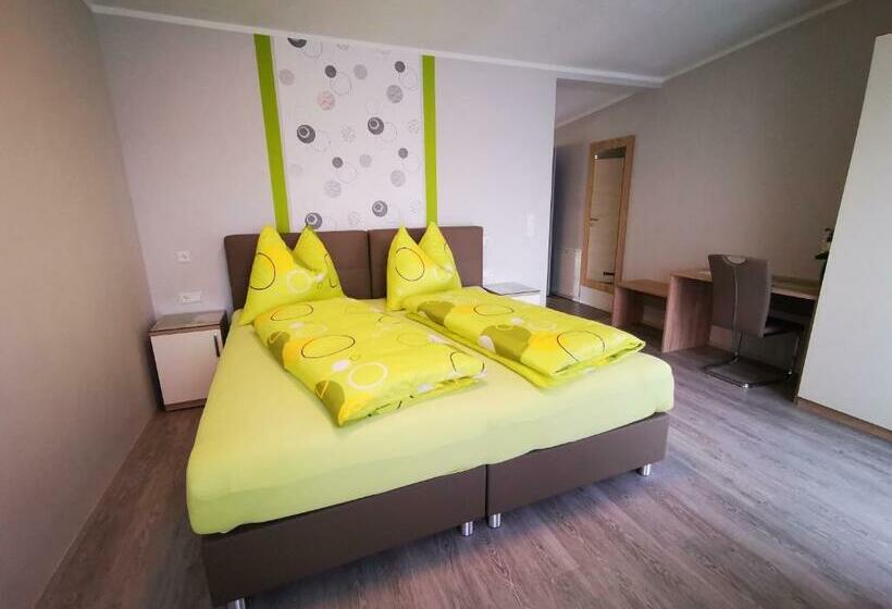 غرفة قياسية مزوَّدة بشُرفة, Pension Puster