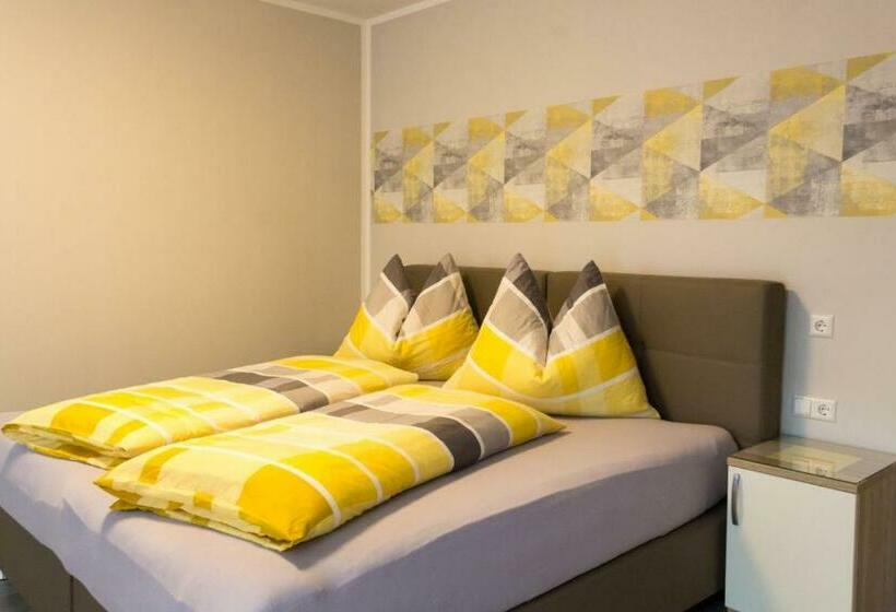 غرفة قياسية مزوَّدة بشُرفة, Pension Puster