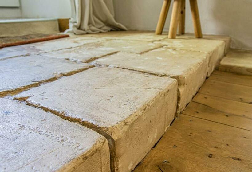 メゾネットスイート, Varzay Autour Du Puits