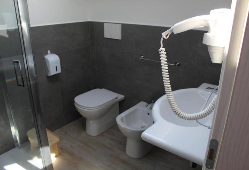 اتاق لوکس سه تخته, Villa De Ruschi