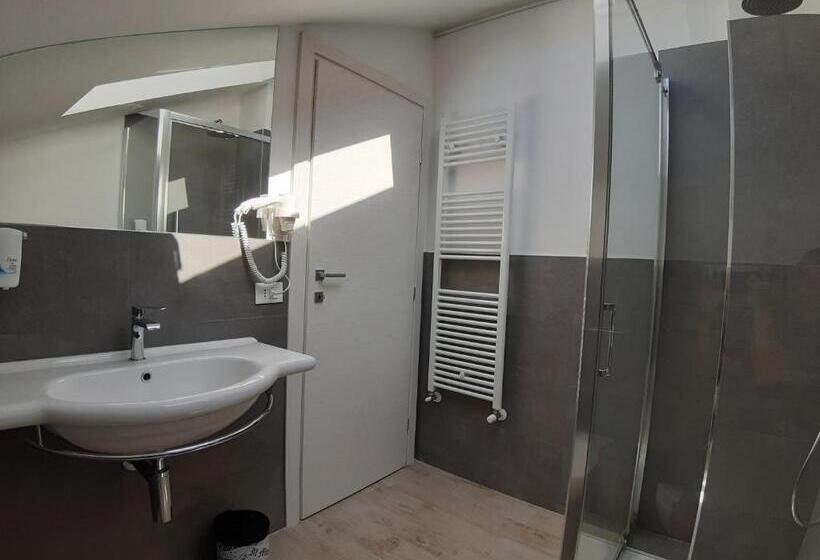 اتاق لوکس سه تخته, Villa De Ruschi