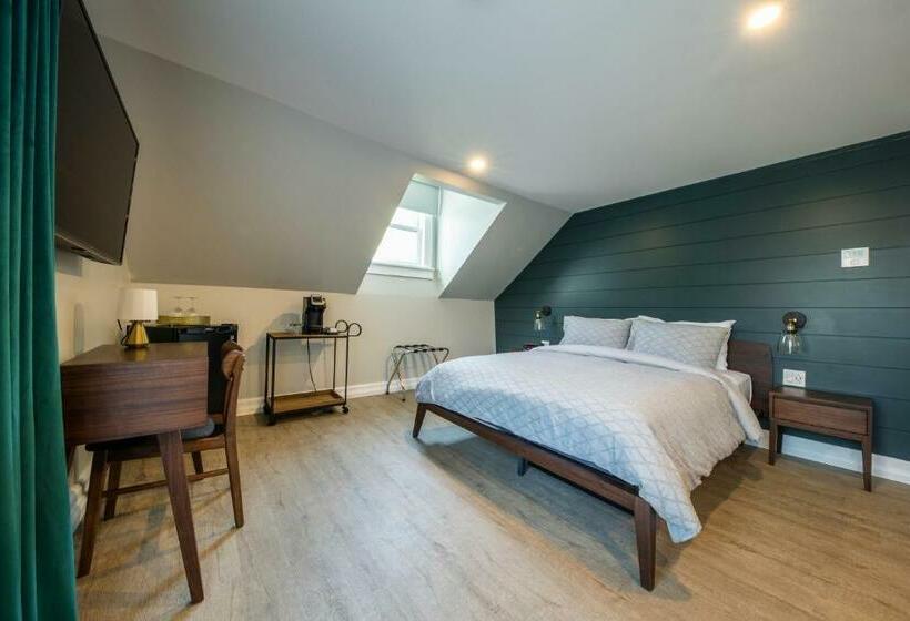 Четырехместный Номер Стандарт, Square Victoria Maison Hôtelière