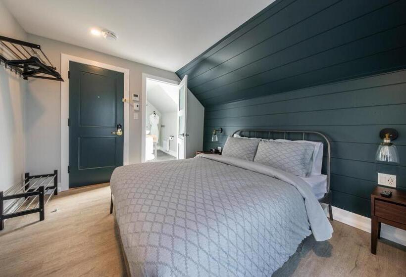 Номер Стандарт с Балконом, Square Victoria Maison Hôtelière