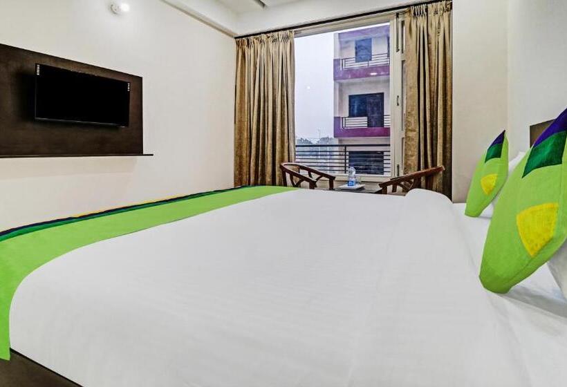 Номер Deluxe, Treebo Kamron Regency Sector 80