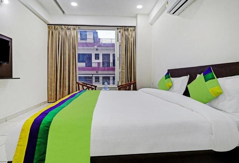 Номер Deluxe, Treebo Kamron Regency Sector 80