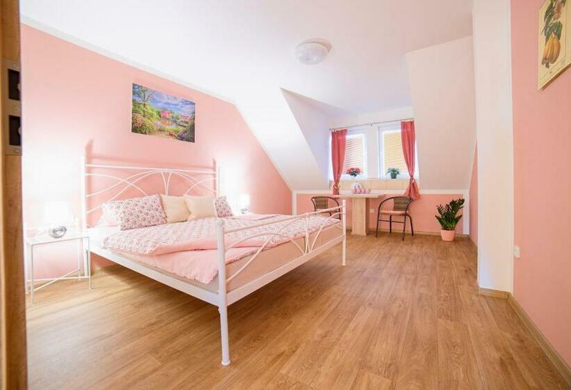 컴포트 트리플 룸, Penzion Zlatovláska U Zámku červená Lhota