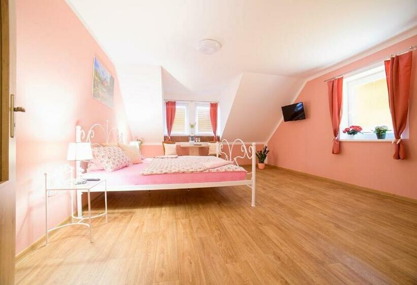 컴포트 트리플 룸, Penzion Zlatovláska U Zámku červená Lhota