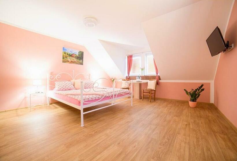 컴포트 트리플 룸, Penzion Zlatovláska U Zámku červená Lhota