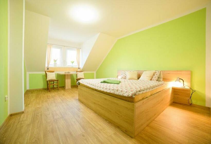 컴포트 트리플 룸, Penzion Zlatovláska U Zámku červená Lhota