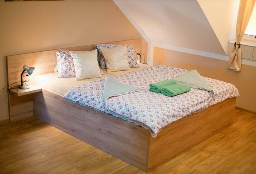 컴포트 트리플 룸, Penzion Zlatovláska U Zámku červená Lhota