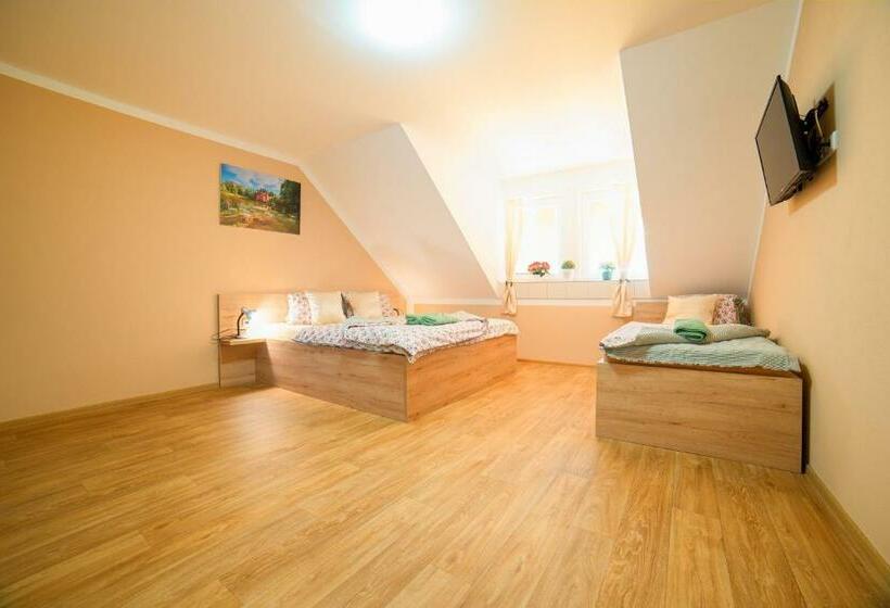 컴포트 트리플 룸, Penzion Zlatovláska U Zámku červená Lhota