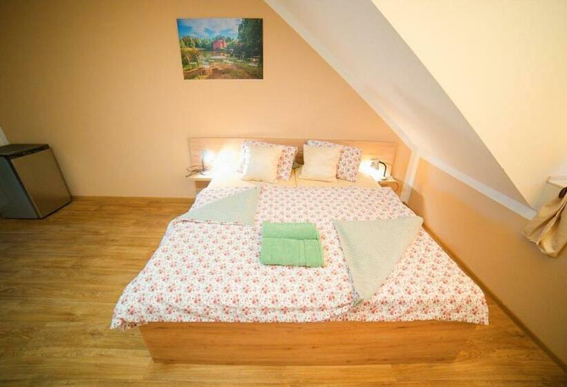 컴포트 트리플 룸, Penzion Zlatovláska U Zámku červená Lhota