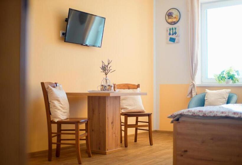 컴포트 트리플 룸, Penzion Zlatovláska U Zámku červená Lhota