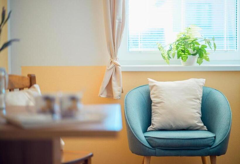 컴포트 트리플 룸, Penzion Zlatovláska U Zámku červená Lhota