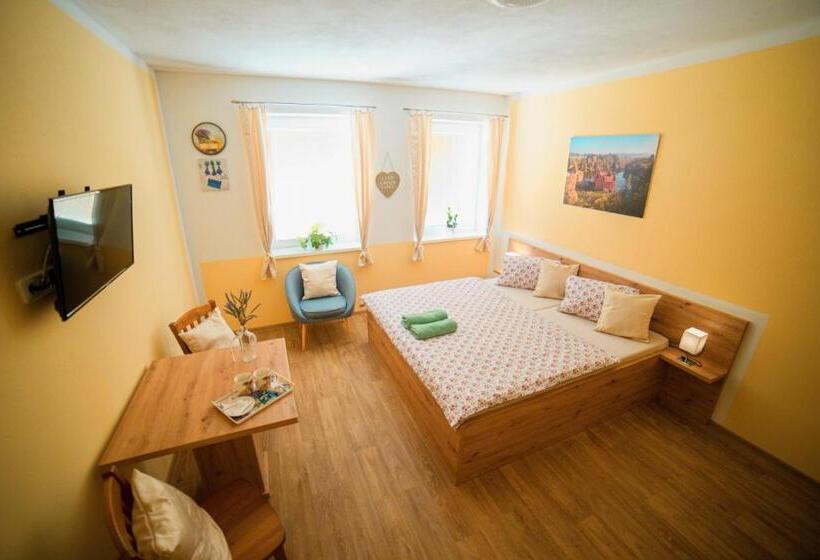 컴포트 트리플 룸, Penzion Zlatovláska U Zámku červená Lhota