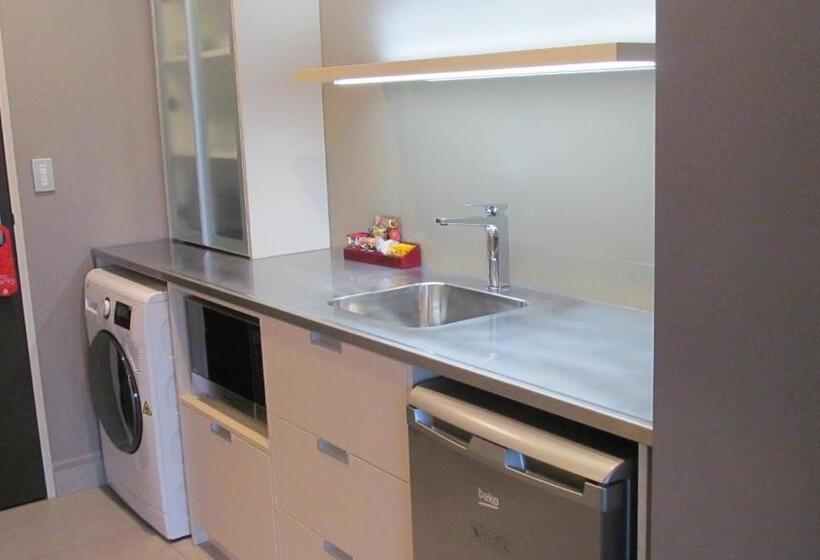 סטודיו אקזקיוטיב, Amross Motel