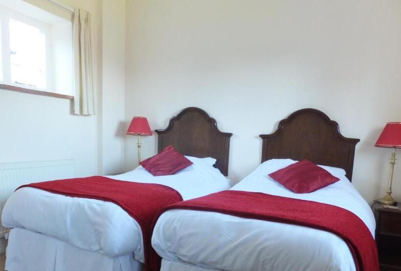 غرفة قياسية, Little Court