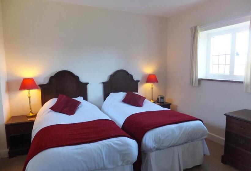 غرفة قياسية, Little Court