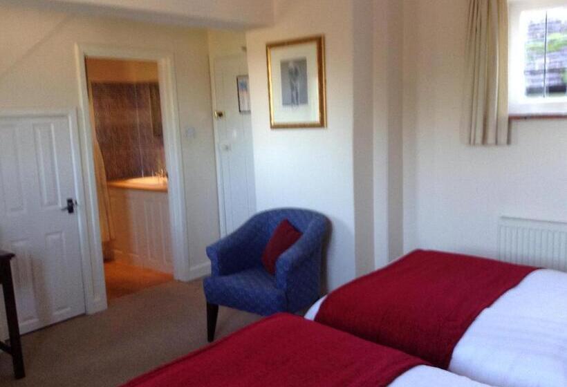 غرفة قياسية, Little Court