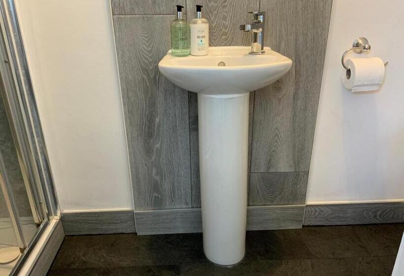 اتاق لوکس با تخت بزرگ, Montfort Cottage Guest House