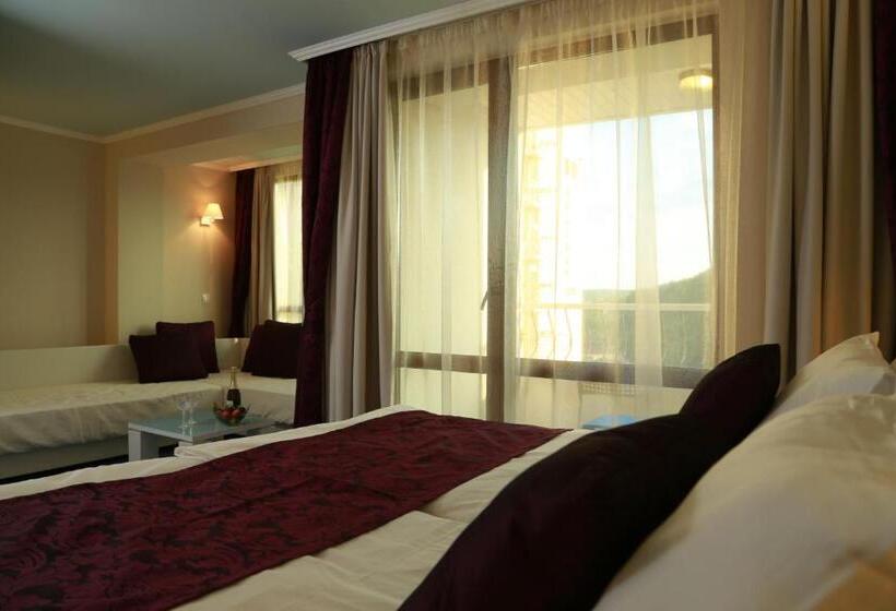 Трехместный Номер Стандарт с Балконом, Perla Royal Hotel   All Inclusive