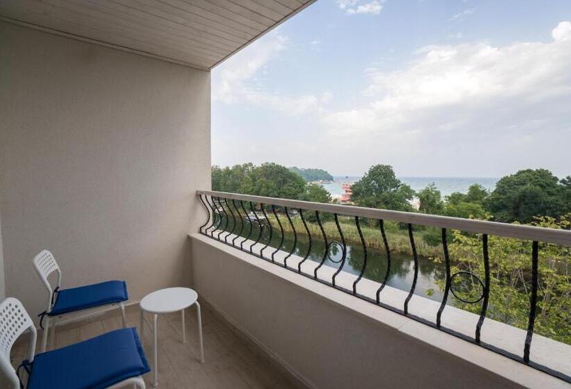 Трехместный Номер Стандарт с Балконом, Perla Royal Hotel   All Inclusive