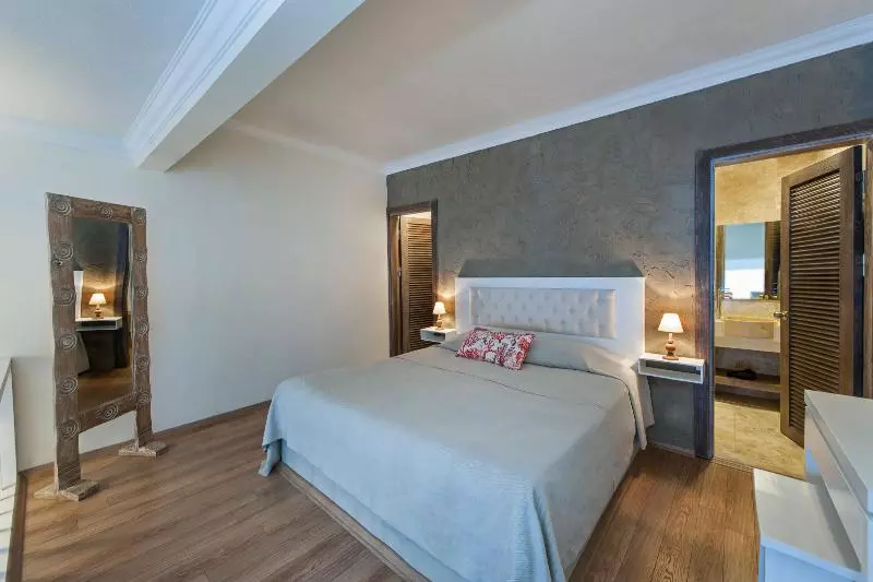 سوییت سوپریور, Sarpedor Boutique Hotel