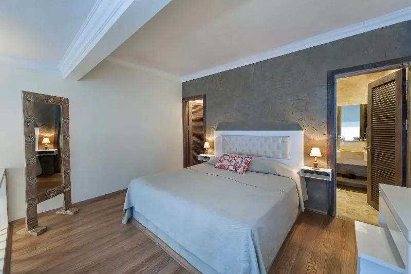 سوییت سوپریور, Sarpedor Boutique Hotel