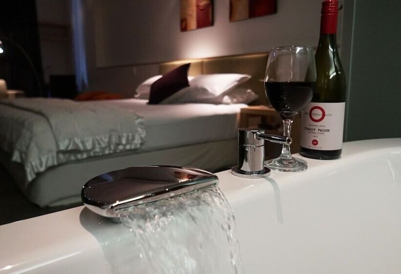 إستوديو ديلوكس, The Arrow