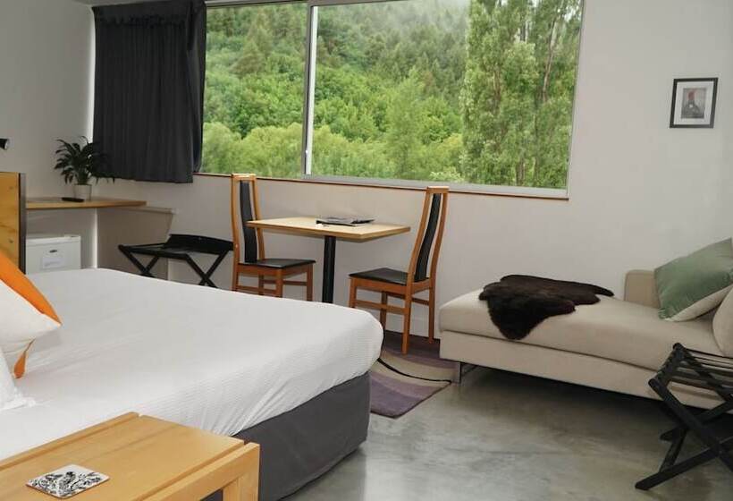 إستوديو ديلوكس, The Arrow