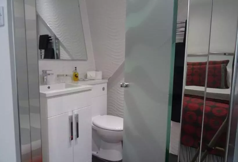 سوییت جونیور, Undercliff Guest House