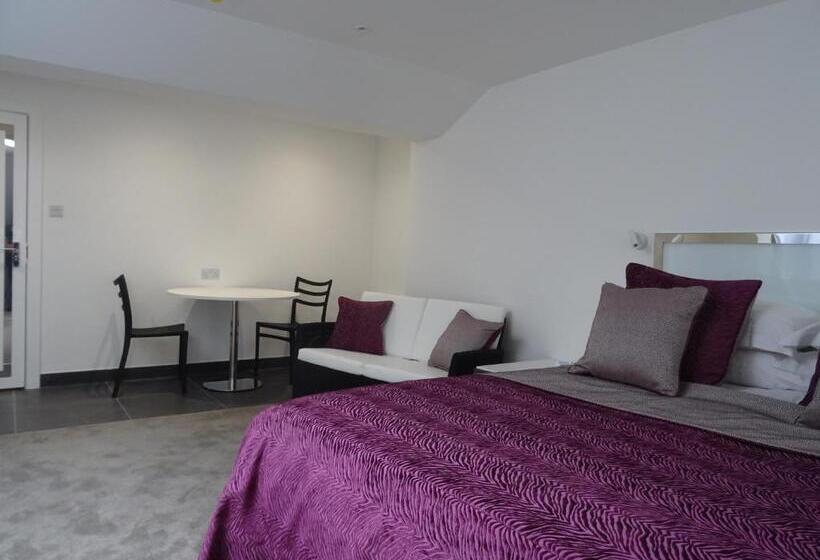 سوییت جونیور, Undercliff Guest House