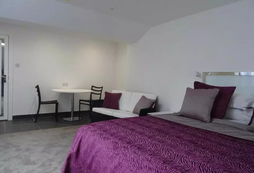 سوییت جونیور, Undercliff Guest House