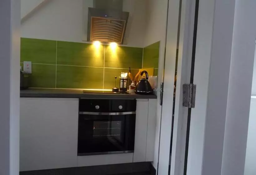 سوییت جونیور, Undercliff Guest House