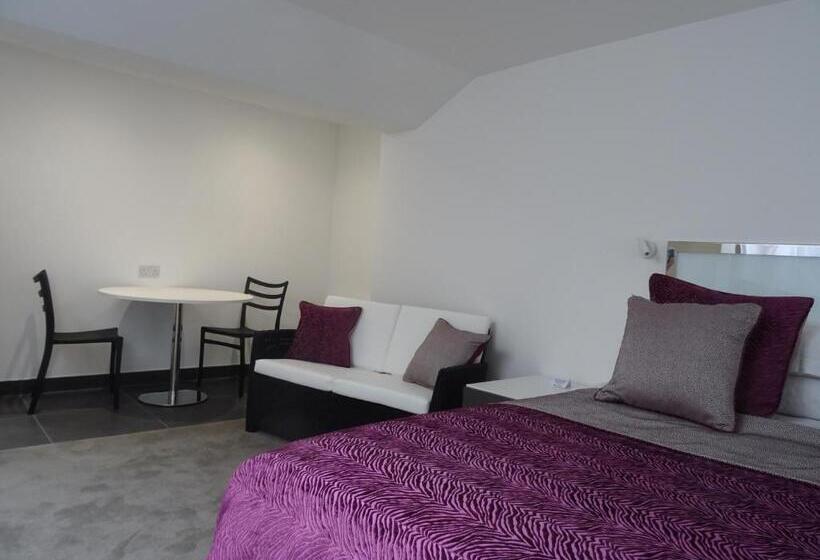 سوییت جونیور, Undercliff Guest House